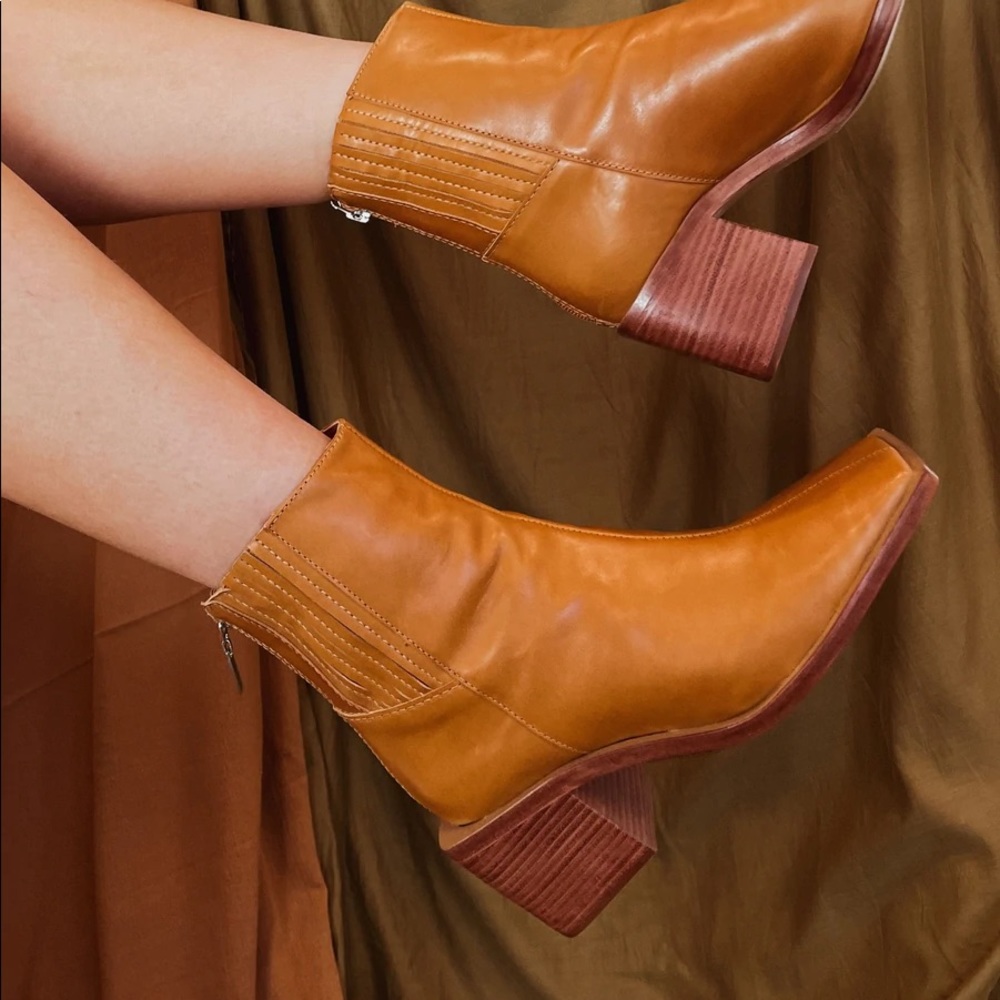 SCHUTZ HEIRES GOLDEN OCHRE BOOTIE